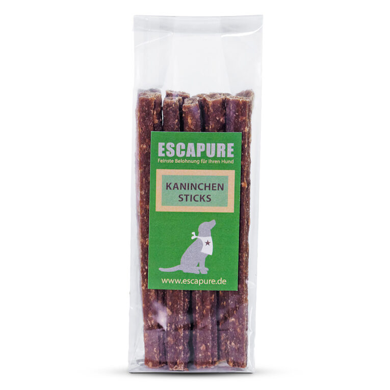 Escapure - Kausnack - Kaninchen Sticks (getreidefrei) Die Escapure Sticks aus feinem Kaninchenfleisch sind ein besonderer Kaugenuss für Hunde jeder Rasse und jeden Alters. Der schmackhafte Snack lässt keine Hundewünsche offen und ermöglicht Ihrem Hund in aller Ruhe zu kauen und zu relaxen. Die herzhaften Sticks von Escapure lassen ihm viel Zeit für schmackhafte Hundeträume. Das Fleisch der Escapure Sticks stammt zu annähernd 100% aus Kaninchenfleisch. Durch die schonende und natürliche Lufttrocknung behält der Snack seinen unwiderstehlichen Geruch und Geschmack bei. Zusätzlich ist der feine Snack von Escapure mit Buchenholzrauch veredelt. Die festere Konsistenz ist perfekt für ein längeres Kauvergnügen. Die Kaninchen Sticks von Escapure im Überblick: Pures Kaninchenfleisch Fleisch aus artgerechter
