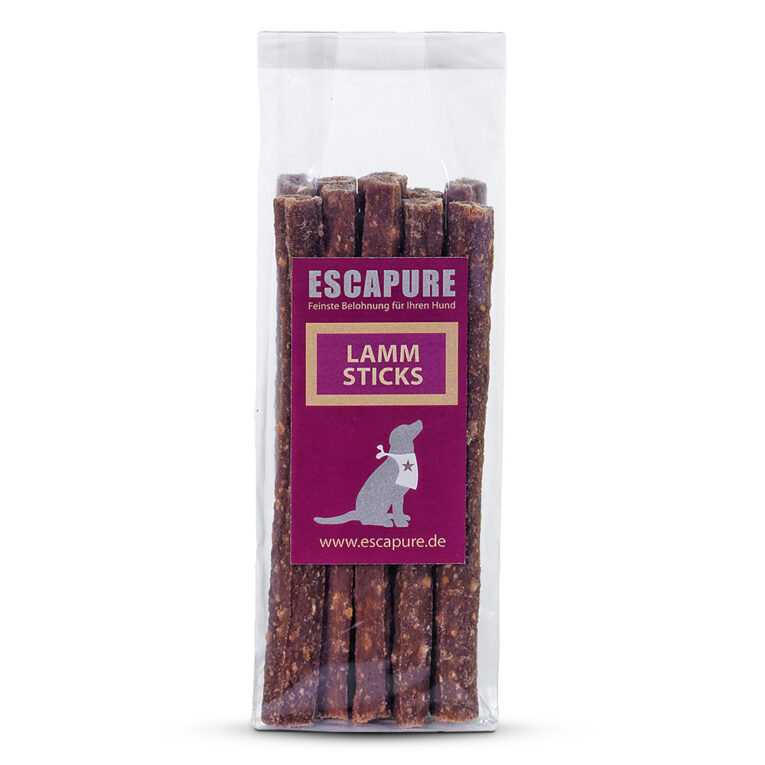 Escapure - Kausnack - Lamm Sticks (getreidefrei) Die Escapure Sticks aus feinem Lammfleisch sind ein besonderer Kaugenuss für Hunde jeder Art und jeden Alters. Der schmackhafte Snack lässt keine Hundewünsche offen und ermöglicht Ihrem Hund in aller Ruhe zu kauen und zu relaxen. Die herzhaften Sticks von Escapure lassen ihm viel Zeit für schmackhafte Hundeträume. Das Fleisch der Escapure Sticks stammt zu annähernd 100% aus Lammfleisch. Durch die schonende und natürliche Lufttrocknung behält der Snack seinen unwiderstehlichen Geruch und Geschmack. Zusätzlich ist der feine Snack von Escapure mit Buchenholzrauch veredelt. Die festere Konsistenz ist perfekt für ein längeres Kauvergnügen. Die Lamm Sticks von Escapure im Überblick: Pures Lammfleisch Fleisch aus artgerechter