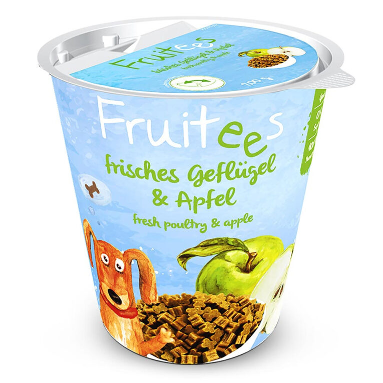 Bosch - Hundesnack - Fruitees Apfel (getreidefrei) Die saftigen Bosch Fruitees enthalten viel Geflügel (mindestens 20%) und Kartoffeln als Kohlenhydratquelle. Frische Äpfel tragen durch die enthaltenen Pektine einen wertvollen Beitrag zur Darmgesundheit Ihres Hundes bei. Durch die weiche Konsistenz haben die Fruitees eine besonders hohe Akzeptanz auch bei wählerischen Vierbeinern. Durch die getreidefreie Rezeptur sind sie acuh ideal für ernährungssensible Hunde geeignet. Die praktische Größe und Mini-Knochen Form machen Bosch Fruitees zu einem perfekten Snack für unterwegs und als Trainingsleckerlis und zur Belohnung für jede Gelegenheit. Dadurch wird eine schnelle und unkompliziert Futteraufnahme während des Hundetrainings möglich und unnötige Ablenkung vermieden. Durch die innovative Verpackung im Soft-Lift-Cup bleibt die weiche Konsistenz der Fruitees lange erhalten und die Leckerlis bleiben länger frisch. Bosch Hundefutter ohne Getreide wird ausschließlich in Deutschland nach HACCP und IFS Qualitätsstandards in einem energieeffizienten Betrieb produziert. Hohe Ansprüche an die verwendeten Rohstoffe sichern außerdem eine durchgehend hohe Qualität der Produkte. Die Vorteile der Bosch Fruitees Apfel auf einen Blick: Mit wertvollem Geflügel (mindestens 20%) Getreidefreie Rezeptur Auch für ernährungssensible Hunde geeignet Förderung der Darmgesundheit durch Pektine aus dem Apfel Praktische Größe für unterwegs Nach HACCP und IFS Qualitätsstandards in Deutschland produziert Ohne chemische Farb- und Aromastoffe Ohne gentechnisch veränderte Inhaltsstoffe Bosch Tiernahrung ist ein deutsches Familienunternehmen