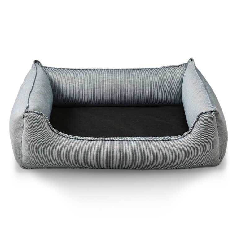 Hundebett Noble Stripes Das gemütliche Hundebett Nobel Stripes passt mit seinem dezenten Streifenmuster hervorragend in jede Wohnlandschaft. Das Bett verfügt über einen tiefen Einstieg und stabil gepolsterte Seitenränder