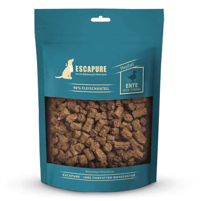 Escapure - Kausnack - Enten Hupferl (getreidefrei) Das Escapure Enten Hupferl ist ein besonders schmackhafter Hundesnack. Der Snack lässt sich optimal als Belohnungshappen während des Hundetrainings oder als kleine Liebkosung für zwischendurch verwenden. Auch Futterallergiker können von der getreidefreien Rezeptur mit nur einer Fleischsorte profitieren. Das Fleisch der Escapure Hupferl stammt zu 100% aus Entenfleisch. Durch die schonende Lufttrocknung mit Buchenholzaroma behält der Snack seinen unwiderstehlichen Geruch und Geschmack. Die Happen sind zu einer maulgerechten Form zerteilt und im praktischen Beutel verpackt. Ihr Hund wird die Leckerlies von Escapure lieben und sich immer wieder darüber freuen. Kauen und Knabbern zählt zu den ureigensten Instinkten Ihres Hundes. Kausnacks wirken beruhigend und unterstützen die Zahngesundheit der Tiere. Die von der Natur inspirierten Enten Hupferl von Escapure sind also die ideale Wahl für ausgewogene Snacks zwischendurch