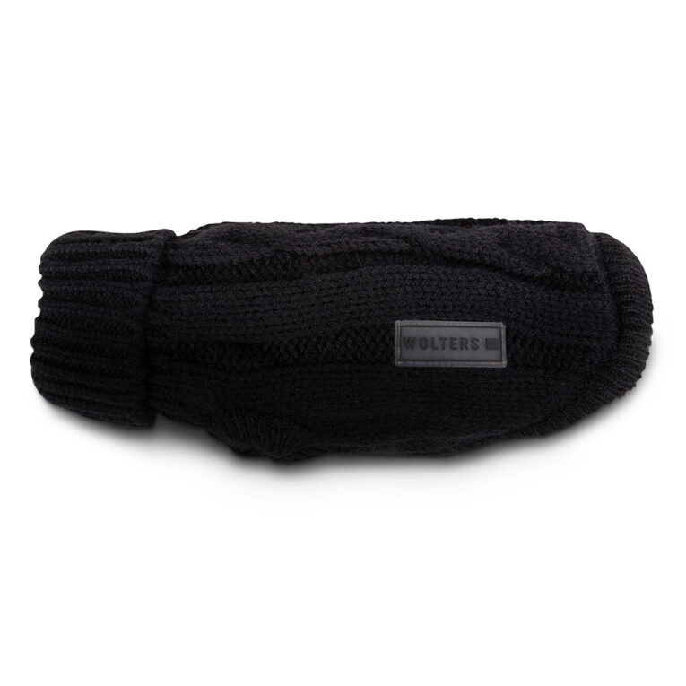 Strickpullover Zopf Vor allem kleine Hunde können an kälteren Tagen schnell frieren und benötigen einen angenehmen und wärmenden Schutz. Eine kuschelige und zugleich schicke Alternative ist unser schöner Strickpullover mit klassischem Zopfmuster aus anschmiegsamen Strickgewebe. Der Pullover hat eine sehr gute Passform und besteht aus pflegeleichtem Acrylmaterial. Ein hoher Rollkragen sorgt für einen perfekten Sitz bei deinem Vierbeiner. Die Strickpullover sind für kleine bis mittelgroße Hunde geeignet. REINIGUNGS-TIPP: Der Strickpullover ist im Schonwaschgang bei 30 Grad waschbar. Bitte Feinwaschmittel und keinen Weichspüler verwenden. Die Pullis sollte luftgetrocknet und nicht in den Trockner gegeben werden. Die Strickpullover Zopf von Wolters auf einen Blick: Mit schönem Zopf-Strickmuster Hoher Rollkragen sorgt für einen guten Sitz Auch in Sondergrößen für Hunde mit breiter Brust
