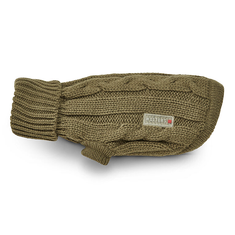 Strickpullover Zopf Vor allem kleine Hunde können an kälteren Tagen schnell frieren und benötigen einen angenehmen und wärmenden Schutz. Eine kuschelige und zugleich schicke Alternative ist unser schöner Strickpullover mit klassischem Zopfmuster aus anschmiegsamen Strickgewebe. Der Pullover hat eine sehr gute Passform und besteht aus pflegeleichtem Acrylmaterial. Ein hoher Rollkragen sorgt für einen perfekten Sitz bei deinem Vierbeiner. Die Strickpullover sind für kleine bis mittelgroße Hunde geeignet. REINIGUNGS-TIPP: Der Strickpullover ist im Schonwaschgang bei 30 Grad waschbar. Bitte Feinwaschmittel und keinen Weichspüler verwenden. Die Pullis sollte luftgetrocknet und nicht in den Trockner gegeben werden. Die Strickpullover Zopf von Wolters auf einen Blick: Mit schönem Zopf-Strickmuster Hoher Rollkragen sorgt für einen guten Sitz Auch in Sondergrößen für Hunde mit breiter Brust