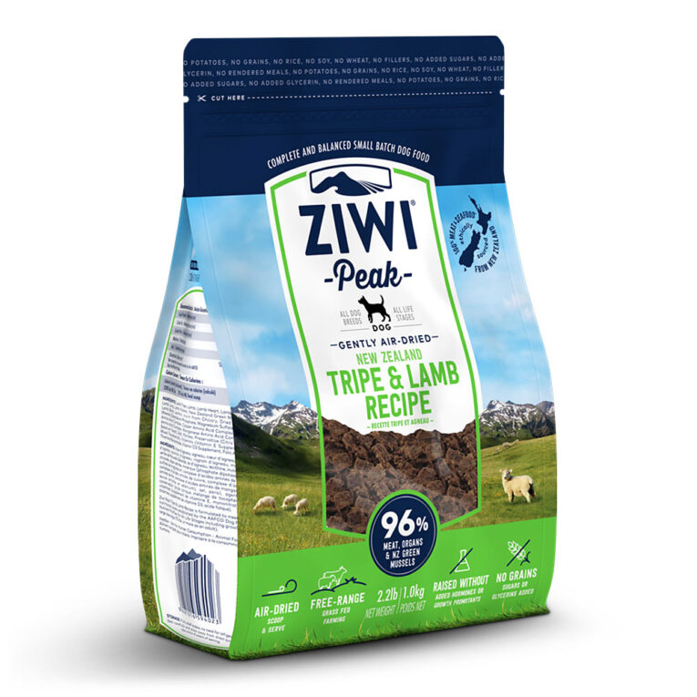 Ziwi Peak - Trockenfutter - Air Dried Dog Food Tripe and Lamb (getreidefrei) Das luftgetrocknete Ziwi Peak Hundefutter Tripe and Lamb ist ein hochwertiges Alleinfuttermittel für Hunde aller Rassen und Altersstufen. Die Zusammensetzung mit reichlich Lammfleisch und Lamminnereien macht das Hundefutter dabei besonders schmackhaft. Zur Verfeinerung enthält das Trockenfutter Seetang