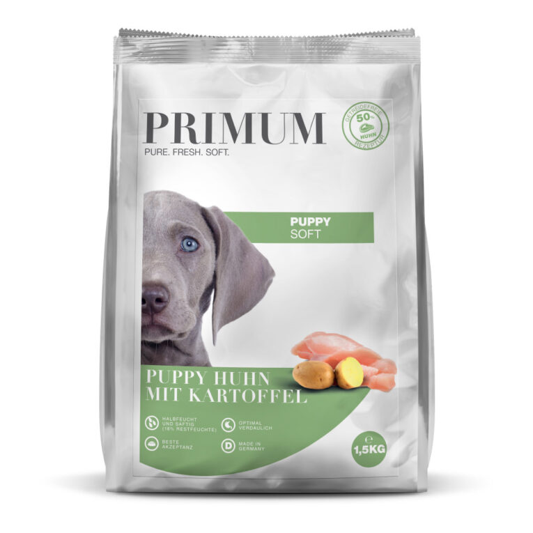 Primum - Trockenfutter - Soft Puppy Huhn mit Kartoffel (getreidefrei) Das schmackhafte Trockenfutter Soft Puppy Huhn mit Kartoffel von Primum ist auf die speziellen Bedürfnisse von Jungehunden ab der 8. Lebenswoche abgestimmt. Es wird mit extra viel Frischfleisch langsam und schonend verarbeitet. Durch das bewährte Herstellungsverfahren werden alle Nährstoffe noch besser zur Verfügung gestellt. Das besonders saftige Trockenfutter enthält extra viel Feuchtigkeit. Dadurch sind die Kroketten weich und außergewöhnlich geschmacksintensiv. Die Rezeptur von Primum Soft Hundefutter Puppy Huhn mit Kartoffel besteht aus frischem Hühnchenfleisch als einzige tierische Proteinquelle und verzichtet vollständig auf Getreide. So ist das Trockenfutter auch ideal für Welpen mit Futtermittelunverträglichkeiten und Allergien geeignet. Als hochqualitative Vollnahrung enthält das semi moist Hundefutter alle wichtigen Nährstoffe und Vitamine und ist somit ideal für eine ganzheitliche und bewusste Hundeernährung. Mit feinem Hühnchenfleisch