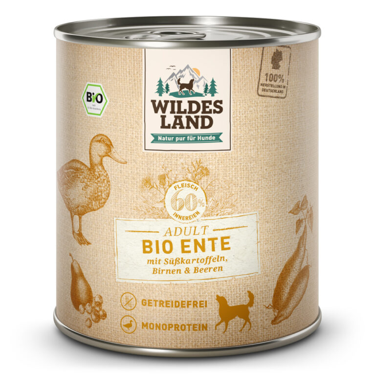 Wildes Land - Nassfutter - Bio Ente mit Süßkartoffeln 6 x 800 g Für das Wohlbefinden und die Gesundheit Ihres Hundes ist eine ausgewogene Ernährung mit hochwertigen Proteinen unerlässlich. Das Bio-Nassfutter Wildes Land Ente stammt aus kontrolliert biologischer Landwirtschaft und basiert auf der Ursprünglichkeit und Kraft der Natur. Deshalb enthält die Sorte Ente kein Getreide und nur eine hochwertige Proteinquelle für eine artgerechte Ernährung. Mit einem Gesamtanteil an Fleisch und Innereien von 60 % besitzt es eine ausgezeichnete Akzeptanz und Verträglichkeit. Ergänzt wird die Rezeptur mit Süßkartoffeln