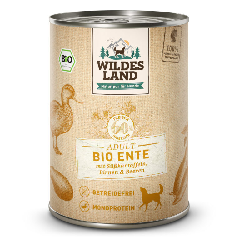Wildes Land - Nassfutter - Bio Ente mit Süßkartoffeln 24 x 400 g Für das Wohlbefinden und die Gesundheit Ihres Hundes ist eine ausgewogene Ernährung mit hochwertigen Proteinen unerlässlich. Das Bio-Nassfutter Wildes Land Ente stammt aus kontrolliert biologischer Landwirtschaft und basiert auf der Ursprünglichkeit und Kraft der Natur. Deshalb enthält die Sorte Ente kein Getreide und nur eine hochwertige Proteinquelle für eine artgerechte Ernährung. Mit einem Gesamtanteil an Fleisch und Innereien von 60 % besitzt es eine ausgezeichnete Akzeptanz und Verträglichkeit. Ergänzt wird die Rezeptur mit Süßkartoffeln