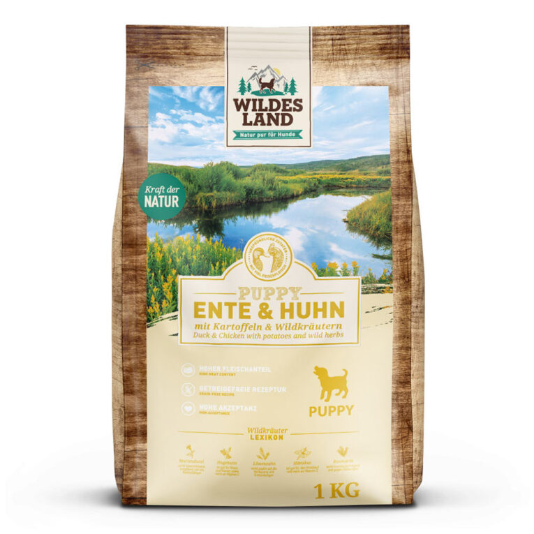 Wildes Land - Trockenfutter - Puppy Ente und Huhn mit Kartoffeln und Wildkräutern 1 kg Für das Wohlbefinden und Wachstum Ihres Welpen ist eine ausgewogene Ernährung unerlässlich. Das Wildes Land Trockenfutter Puppy Ente und Huhn mit Kartoffeln und Wildkräutern versorgt Ihren Welpen mit allen wichtigen Nährstoffen und ist dazu auch äußerst lecker. Besonderer Wert wird dabei auf ein ausgewogenes Kalzium-/Phosphor Verhältnis gelegt