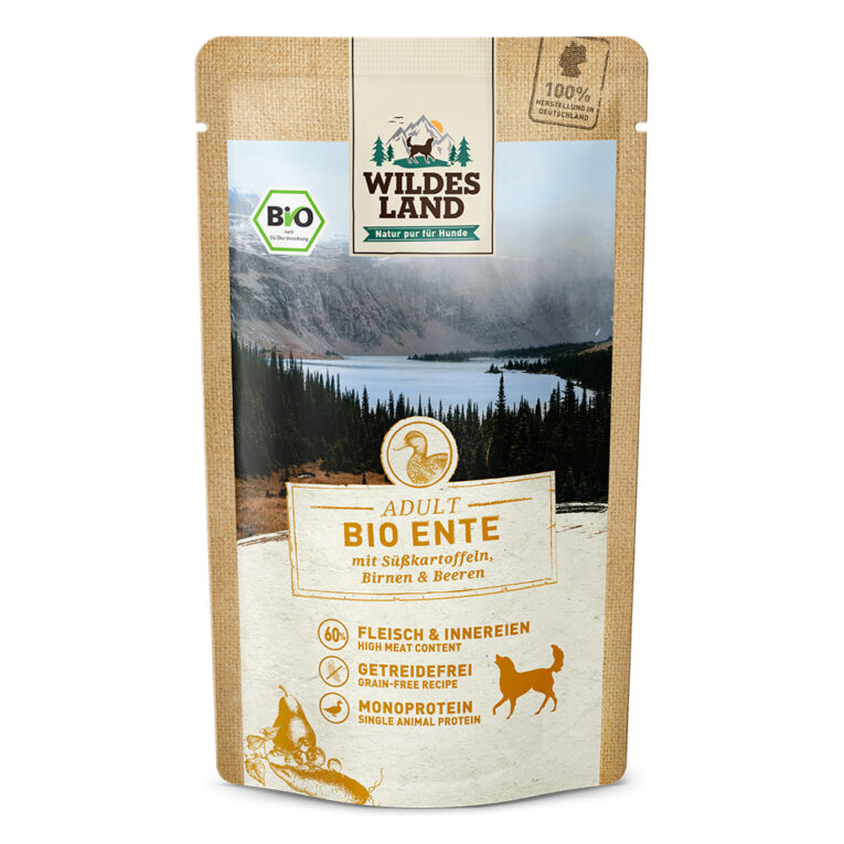 Wildes Land - Nassfutter - Bio Ente mit Süßkartoffeln 10 x 125 g Für das Wohlbefinden und die Gesundheit Ihres Hundes ist eine ausgewogene Ernährung mit hochwertigen Proteinen unerlässlich. Das Bio-Nassfutter Wildes Land Ente stammt aus kontrolliert biologischer Landwirtschaft und basiert auf der Ursprünglichkeit und Kraft der Natur. Deshalb enthält die Sorte Ente kein Getreide und nur eine hochwertige Proteinquelle für eine artgerechte Ernährung. Mit einem Gesamtanteil an Fleisch und Innereien von 60 % besitzt es eine ausgezeichnete Akzeptanz und Verträglichkeit. Ergänzt wird die Rezeptur mit Süßkartoffeln