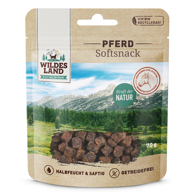 Wildes Land Softsnack Pferd Der halbfeuchte & getreidefreie Wildes Land Softsnack Pferd ist ideal als Belohnung für zwischendurch oder beim Training. In der Hundeerziehung ist die positive Bestärkung von gewünschtem Verhalten essenziell auf dem Weg zum Ziel. Unsere Softsnacks sind dafür ideal geeignet. Die hohe Restfeuchte von 18 % und der hohe Anteil an frischem Pferdefleisch sorgt für eine besonders hohe Akzeptanz und saftige Kroketten. Die Rezeptur wird durch gut bekömmliche Kartoffeln