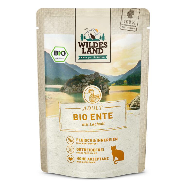 Wildes Land - Nassfutter - Bio Ente mit Lachsöl 12 x 85 g Für das Wohlbefinden und die Gesundheit Ihrer Katze ist eine ausgewogene Ernährung mit hochwertigen Proteinen unerlässlich. Das Bio-Nassfutter Wildes Land Ente stammt aus kontrolliert biologischer Landwirtschaft und basiert auf der Ursprünglichkeit und Kraft der Natur. Deshalb enthält die Sorte Ente von Wildes Land kein Getreide und nur eine hochwertige Proteinquelle für eine artgerechte Ernährung. Mit einem Gesamtanteil an Muskelfleisch und Innereien von 76 % besitzt es eine ausgezeichnete Akzeptanz und Verträglichkeit. Ergänzt wird die Rezeptur nur mit wertvollem Lachsöl - kombiniert nach den neuesten wissenschaftlichen Erkenntnissen. Mit dem Wildes Land Bio-Nassfutter Ente wird Ihre Katze mit allen wichtigen Nährstoffen und Vitaminen versorgt