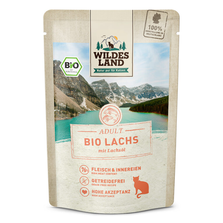 Wildes Land Bio Lachs mit Lachsöl 12 x 85 g Für das Wohlbefinden und die Gesundheit Ihrer Katze ist eine ausgewogene Ernährung mit hochwertigen Proteinen unerlässlich. Das Bio-Nassfutter Wildes Land Lachs stammt aus kontrolliert biologischer Landwirtschaft und basiert auf der Ursprünglichkeit und Kraft der Natur. Deshalb enthält die Sorte Lachs von Wildes Land kein Getreide und nur eine hochwertige Proteinquelle für eine artgerechte Ernährung. Das Nassfutter besitzt eine ausgezeichnete Akzeptanz und Verträglichkeit aufgrund eines Gesamtanteils an Fisch von mehr als 76 %. Ergänzt wird die Rezeptur nur mit wertvollem Lachsöl - kombiniert nach den neuesten wissenschaftlichen Erkenntnissen. Mit dem Wildes Land Bio-Nassfutter Lachs wird Ihre Katze mit allen wichtigen Nährstoffen und Vitaminen versorgt