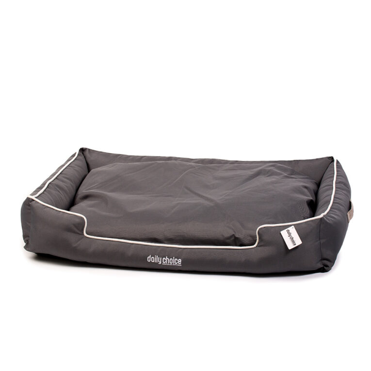 daily choice - Hundebett - Kuschelkoje classic dunkelgrau Das Hundebett im Überblick: Bei maximal 30° waschbar Reisverschluss rundherum Liegekomfort dank starker Füllung Rutschfeste Unterseite Kissen beidseitig verwendbar Material: 100% Polyester Farbe: Dunkelgrau mit weißer Ziernaht 3 Größen für jeden Hund Das daily choice Hundebett Kuschelkoje classic dunkelgrau vereint stylisches Design mit hohem Komfort und bietet so den perfekten Platz zum Ausruhen und träumen. Dank dicker Füllung ist das Bett gleichzeitig stabil und bequem. Zudem sorgt die rutschfeste Unterseite dafür