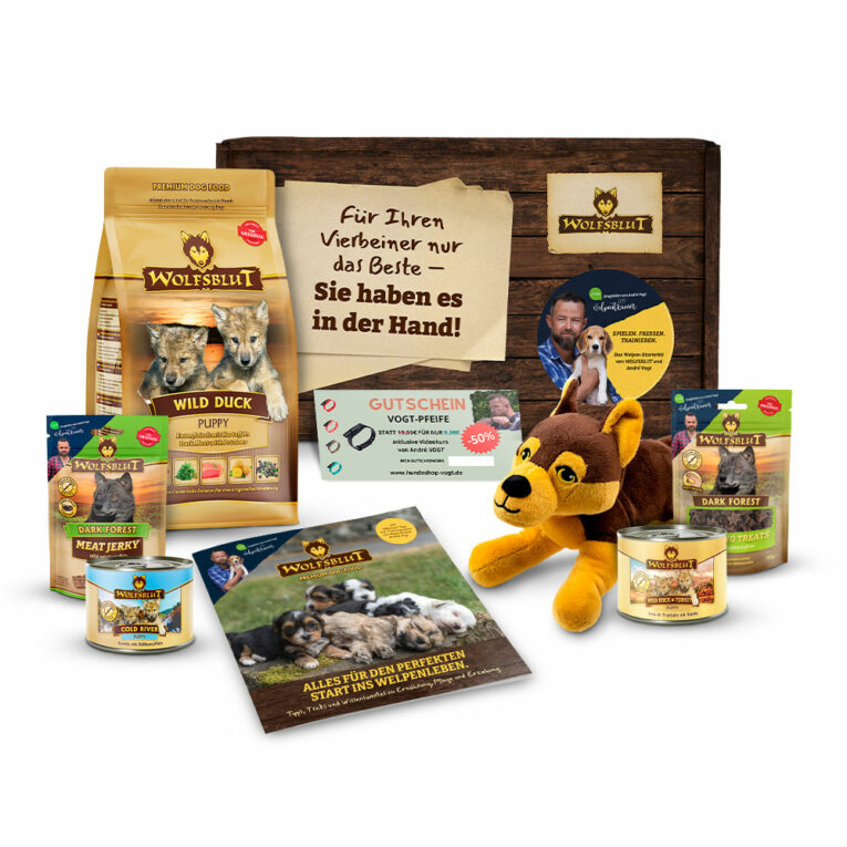 Wolfsblut Puppy Welpen-Starterkit mit dem Welpentrainer André Vogt SPIELEN. FRESSEN. TRAINIEREN. Das einzigartige Starterkit enthält: 500 g Trockenfutter: PUPPY WILD DUCK ‒ Ente und Kartoffel 200 g Nassfutter: PUPPY WILD DUCK & TURKEY ‒ Truthahn & Ente 200 g Nassfutter: PUPPY COLD RIVER ‒ Forelle mit Süßkartoffeln 70 g Snacks: TRAINING TREATS DARK FOREST ‒ Wild und Süßkartoffel 80g Snack: MEAT JERKY DARK FOREST - Wildfleisch und Kartoffeln Unser Kuscheltier „Wolfie“ WOLFSBLUT Welpen-Printbroschüre mit exklusiven Inhalten von André Vogt