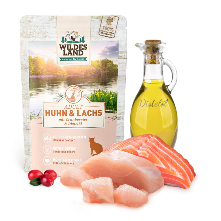 Wildes Land - Nassfutter - Huhn und Lachs mit Cranberries und Distelöl 12 x 100 g Für das Wohlbefinden Ihrer Katze ist eine ausgewogene Ernährung mit hochwertigen Proteinen unerlässlich. Das Nassfutter von Wildes Land basiert auf der Ursprünglichkeit und Kraft der Natur. Deshalb enthält die Sorte Ente & Pute von Wildes Land kein Getreide und nur hochwertige Proteinquellen sowie Cranberries für eine artgerechte Ernährung. Mit einem Gesamtanteil an Muskelfleisch und Innereien von mehr als 68 % besitzt es eine ausgezeichnete Akzeptanz und Verträglichkeit. Ergänzt wird die Rezeptur nur mit ausgewählten Cranberries und wertvollem Distelöl - kombiniert nach den neuesten wissenschaftlichen Erkenntnissen. Mit dem Wildes Land Nassfutter Ente & Pute wird Ihre Katze mit allen wichtigen Nährstoffen und Vitaminen versorgt