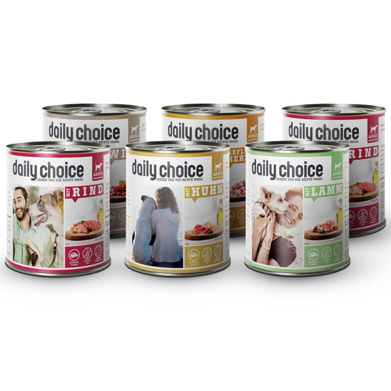 daily choice - Nassfutter - Probe-Paket für Hunde (getreidefrei) Das Probe-Paket für Hunde von daily choice beinhaltet folgende Futtersorten: 2 x Mit Rind 1 x Mit Huhn 1 x Mit Lamm 1 x Mit Wild 1 x Mit Geflügelherzen Das Nassfutter im Überblick: 100% in Deutschland hergestellt Reich an Omega-3 Fettsäuren Mit hochwertigem Leinöl Unterstützung der Abwehrkräfte Hoher Fleischanteil Getreidefreie Rezeptur Optimale Verträglichkeit Ohne Tierversuche Ohne chemische Farb- und Konservierungsstoffe daily choice - Jeden Tag die beste Wahl Die daily choice Nassfuttervariationen aus dem Probe-Paket für Hunde bieten getreidefreie Mahlzeiten mit purem Fleischgenuss. Das Futter besteht zu jeweils 70% aus saftigen und frischen Fleischstücken sowie Innereien und wird schonend verarbeitet. Ergänzt werden die Rezepturen des Alleinfuttermittels durch hochwertiges Leinöl in Kombination mit Mineralstoffen