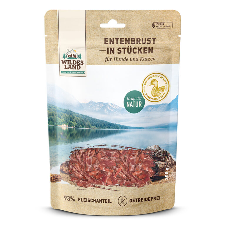 Wildes Land Entenbrust in Stücken Ergänzungsfuttermittel für Hunde und Katzen Der Wildes Land Fleischsnack Entenbrust in Stücken basiert auf der Ursprünglichkeit und Kraft der Natur. Schonend luftgetrocknet hat das magere Entenbrustfilet eine eine ausgezeichnete Akzeptanz und Verträglichkeit bei Hunden und Katzen. Die kleinen Stückchen des getreidefreien Snacks eignen sich ideal als artgerechte Belohnung sowohl für Ihren Hund oder Ihre Katze und gibt Ihnen die Möglichkeit