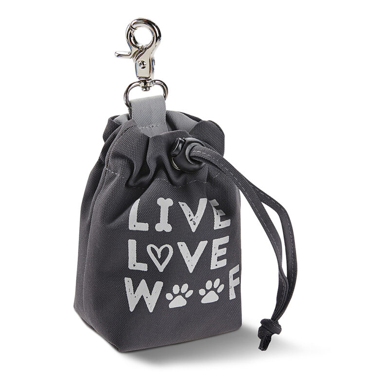 Wolters Happy Treat Bag Mit dem WOLTERS Snackbeutel Leckerlies griffbereit Der WOLTERS Happy Treat Bag aus strapazierfähigem Nylon bietet Platz für Leckerlies. Die Öffnung des Beutels lässt sich zuziehen. Dank eines praktischen Karabiners