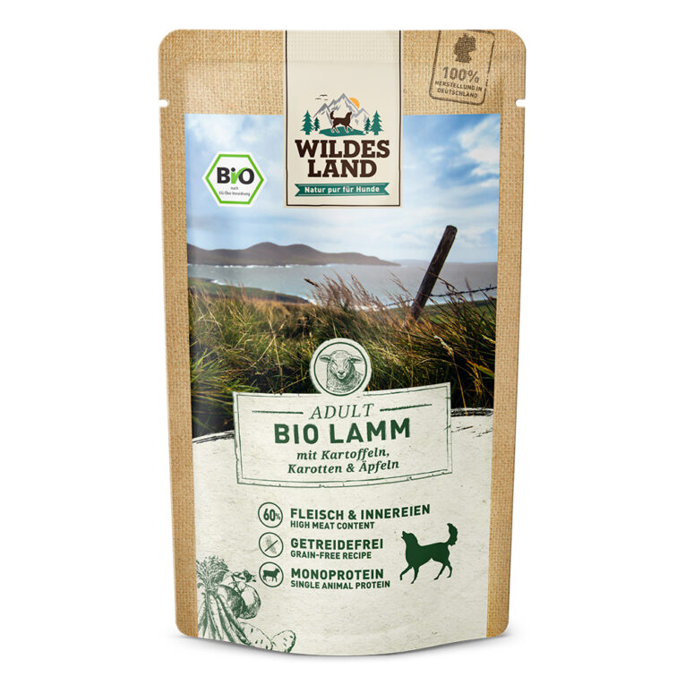 Wildes Land – Nassfutter – Bio Lamm mit Kartoffeln Alleinfuttermittel für ausgewachsene Hunde Für das Wohlbefinden und die Gesundheit Ihres Hundes ist eine ausgewogene Ernährung mit hochwertigen Proteinen unerlässlich. Das Bio-Nassfutter Wildes Land Lamm stammt aus kontrolliert biologischer Landwirtschaft und basiert auf der Ursprünglichkeit und Kraft der Natur. Deshalb enthält die Sorte Lamm kein Getreide und nur eine hochwertige Proteinquelle für eine artgerechte Ernährung. Mit einem Gesamtanteil an Fleisch und Innereien von 60 % besitzt es eine ausgezeichnete Akzeptanz und Verträglichkeit. Ergänzt wird die Rezeptur mit Kartoffeln