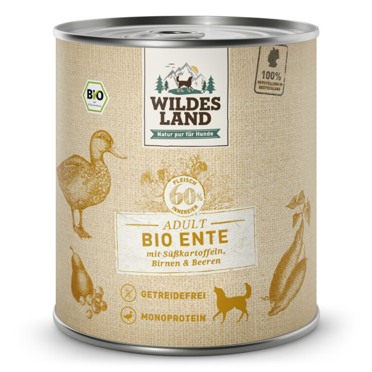Wildes Land – Nassfutter – Bio Ente mit Süßkartoffeln Alleinfuttermittel für ausgewachsene Hunde Für das Wohlbefinden und die Gesundheit Ihres Hundes ist eine ausgewogene Ernährung mit hochwertigen Proteinen unerlässlich. Das Bio-Nassfutter Wildes Land Ente stammt aus kontrolliert biologischer Landwirtschaft und basiert auf der Ursprünglichkeit und Kraft der Natur. Deshalb enthält die Sorte Ente kein Getreide und nur eine hochwertige Proteinquelle für eine artgerechte Ernährung. Mit einem Gesamtanteil an Fleisch und Innereien von 60 % besitzt es eine ausgezeichnete Akzeptanz und Verträglichkeit. Ergänzt wird die Rezeptur mit Süßkartoffeln