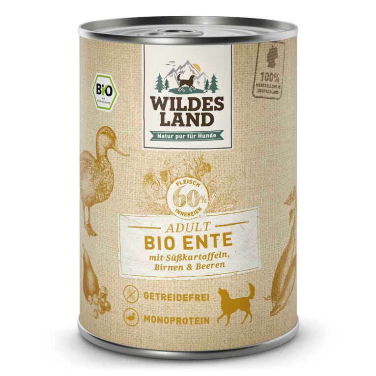 Wildes Land – Nassfutter – Bio Ente mit Süßkartoffeln Alleinfuttermittel für ausgewachsene Hunde Für das Wohlbefinden und die Gesundheit Ihres Hundes ist eine ausgewogene Ernährung mit hochwertigen Proteinen unerlässlich. Das Bio-Nassfutter Wildes Land Ente stammt aus kontrolliert biologischer Landwirtschaft und basiert auf der Ursprünglichkeit und Kraft der Natur. Deshalb enthält die Sorte Ente kein Getreide und nur eine hochwertige Proteinquelle für eine artgerechte Ernährung. Mit einem Gesamtanteil an Fleisch und Innereien von 60 % besitzt es eine ausgezeichnete Akzeptanz und Verträglichkeit. Ergänzt wird die Rezeptur mit Süßkartoffeln