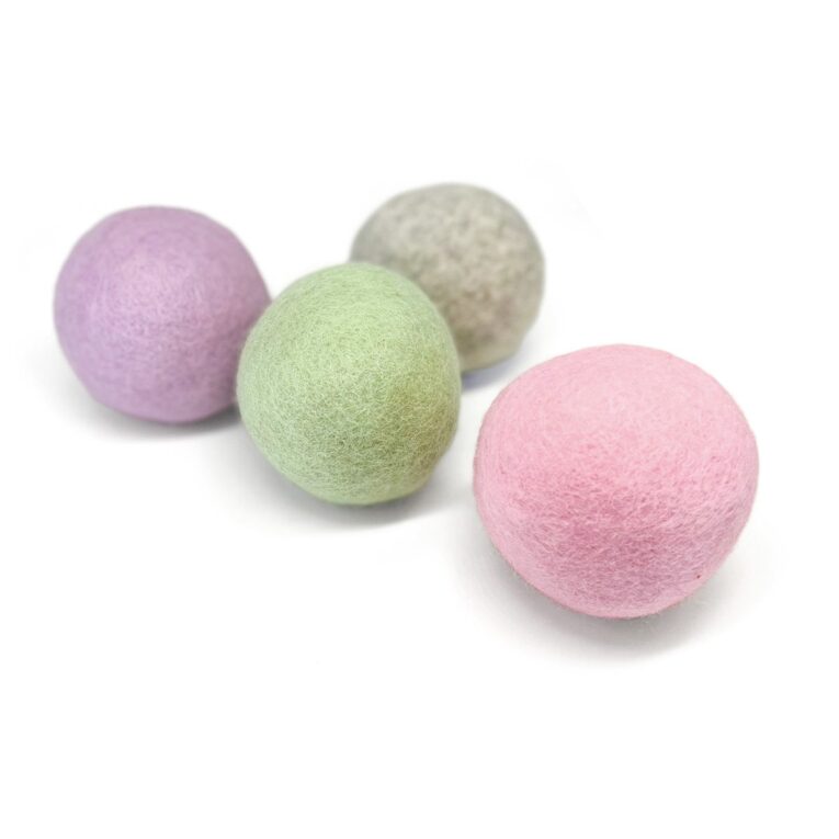 Das natürliche Katzenspielzeug aus 100 % Wollfilz. Die Spielkugel ist in Handarbeit gefertigt und mit Katzenminze befüllbar.