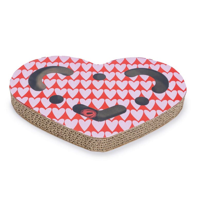 Kratzpappe im Valentinsdesign von Beeztees. Mit pinken und roten Herzen verziert.