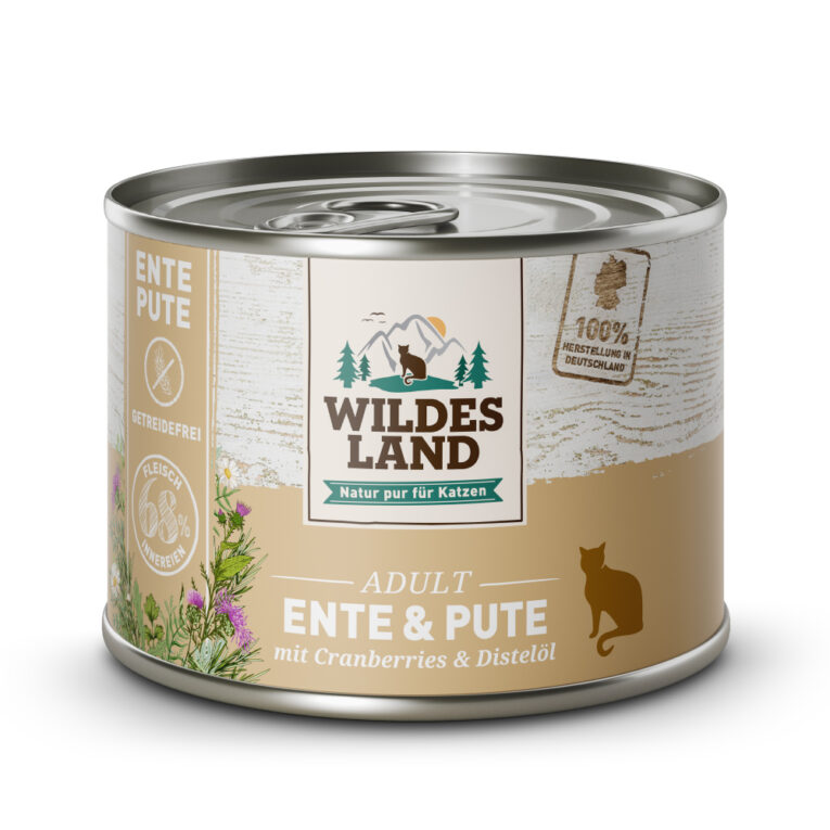 Wildes Land Nassfuter Ente Pute aus der Classic Linie Alleinfuttermittel für ausgewachsene Katzen Für das Wohlbefinden und die Gesundheit Ihrer Katze ist eine ausgewogene Ernährung mit hochwertigen Proteinen unerlässlich. Das Nassfutter von Wildes Land basiert auf der Ursprünglichkeit und Kraft der Natur. Deshalb enthält die Sorte Ente & Pute von Wildes Land kein Getreide und nur hochwertige Proteinquellen sowie Cranberries für eine artgerechte Ernährung. Mit einem Gesamtanteil an Muskelfleisch und Innereien von mehr als 68 % besitzt es eine ausgezeichnete Akzeptanz und Verträglichkeit. Ergänzt wird die Rezeptur nur mit ausgewählten Cranberries und wertvollem Distelöl – kombiniert nach den neuesten wissenschaftlichen Erkenntnissen. Mit dem Wildes Land Nassfutter Ente & Pute wird Ihre Katze mit allen wichtigen Nährstoffen und Vitaminen versorgt