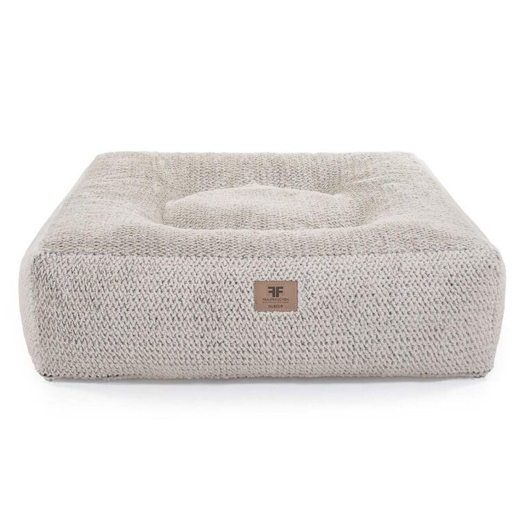 Das Frau Frauchen Hundebett Nubes® Dots bietet orthopädischen Komfort und ein preisgekröntes Design. Der Bezug ist waschbar und trocknergeeignet.