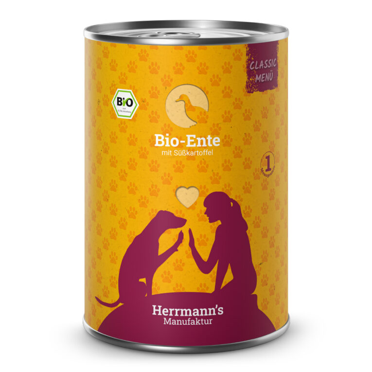 Herrmann's Classic Bio-Ente mit Süßkartoffel Ergänzungsfuttermittel für ausgewachsene Hunde Was ist drin? 50% Bio-Ente mit gut verdaulichen Proteinen und mehr Eisen und Folsäure als andere Geflügelsorten; Karkasse und Hälse liefern vor allem Calcium. Kürbis enthält Carotin