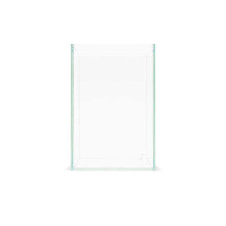 Tauche ein in die faszinierende Unterwasserwelt mit dem UNS Aquarium. Das randlose Premium-Aquarium aus hoch-transparentem Weißglas bietet dir eine klare Sicht und ein elegantes Design. Die auf Gehrung geschliffenen Kanten sorgen für eine nahezu unsichtbare Verklebung und ein aufgeräumtes Erscheinungsbild.